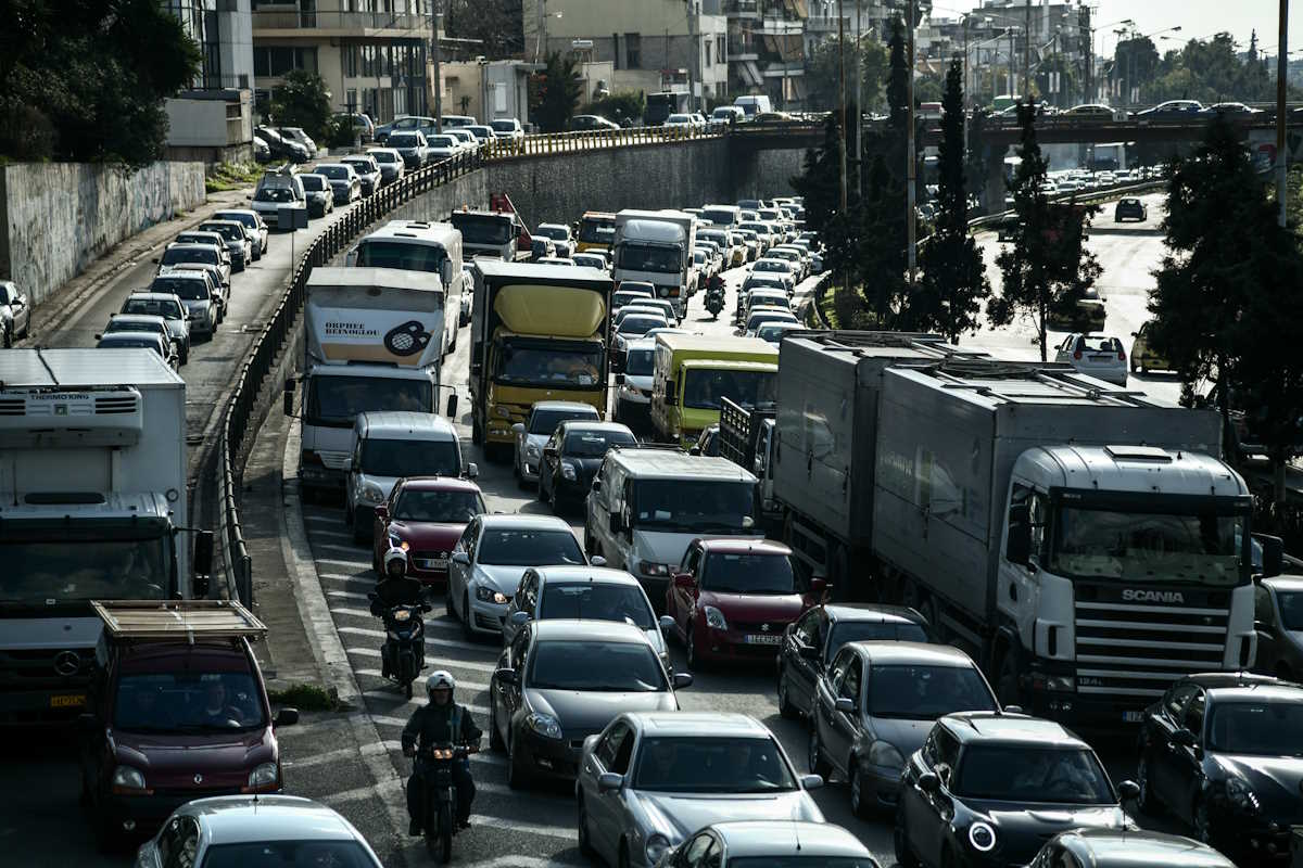 Κίνηση στους δρόμους: Μεγάλο μποτιλιάρισμα στον Κηφισό λόγω τροχαίου – Καθυστερήσεις και στην Αττική Οδό