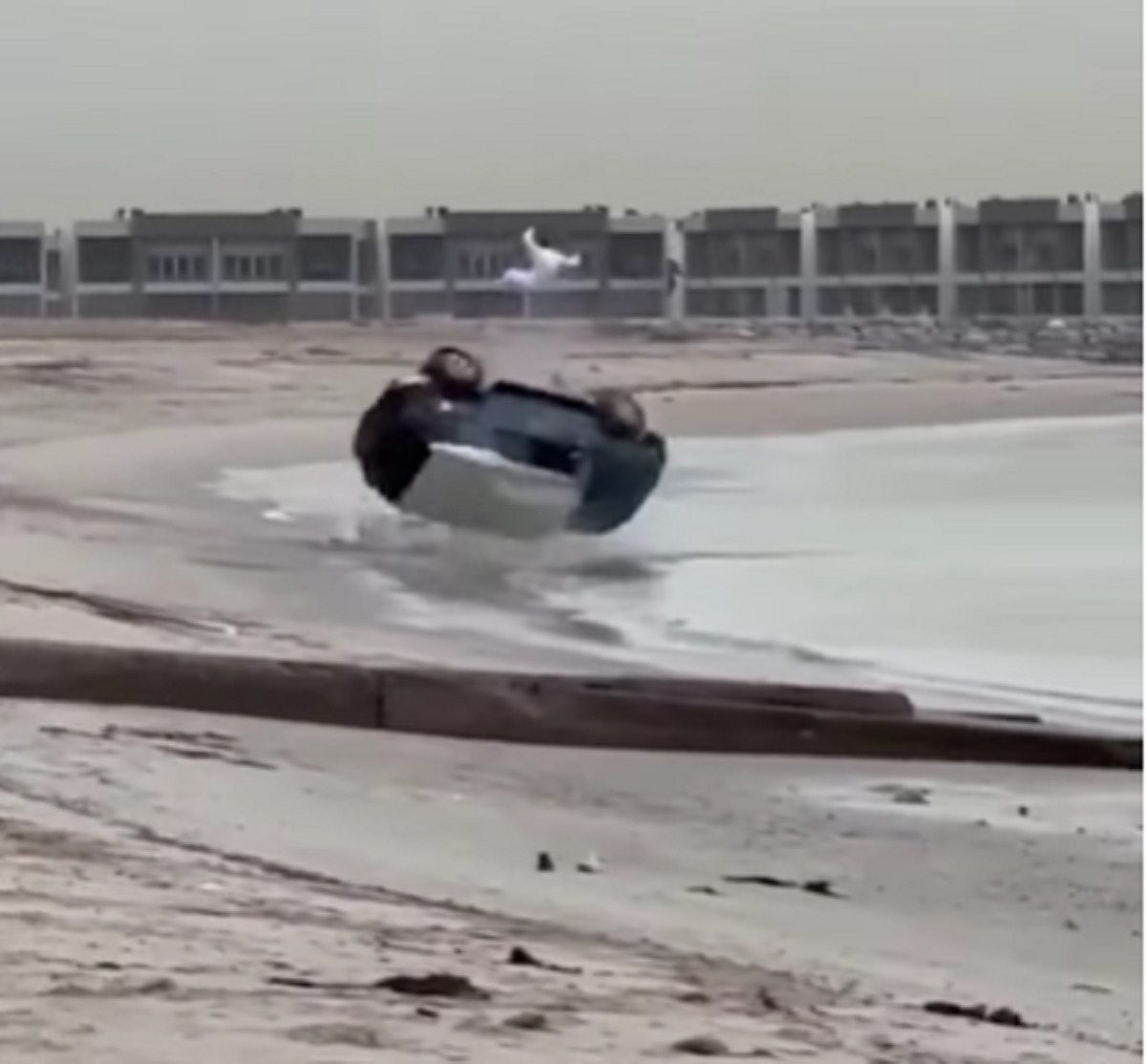Κουβέιτ: Οδηγός πετάγεται σαν κούκλα έξω από το αυτοκίνητό του τη στιγμή που κάνει τούμπες στον αέρα