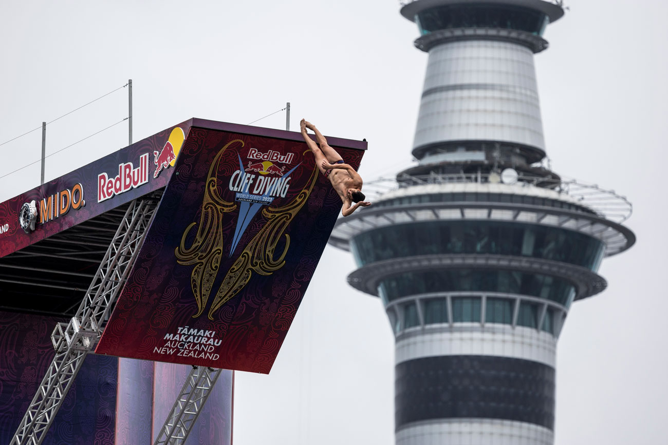 Κυνηγώντας το τέλειο «10αρι» στο Red Bull Cliff Diving