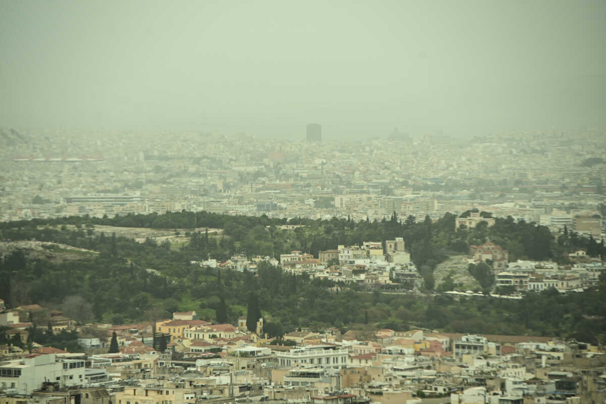 Καιρός: Πνίγεται στην αφρικανική σκόνη η χώρα – Οι κίνδυνοι για την ανθρώπινη υγεία