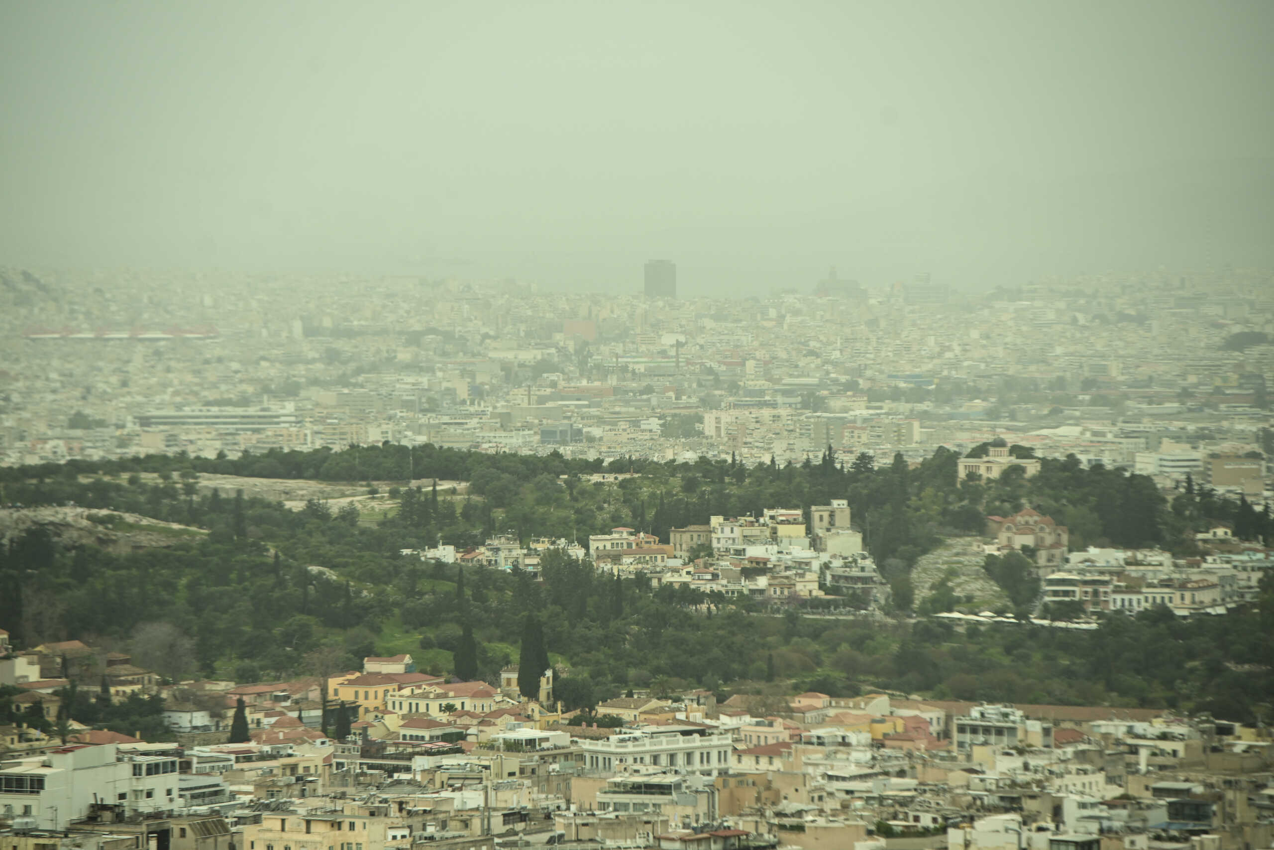 Καιρός: Πνίγεται στην αφρικανική σκόνη η χώρα – Οι κίνδυνοι για την ανθρώπινη υγεία