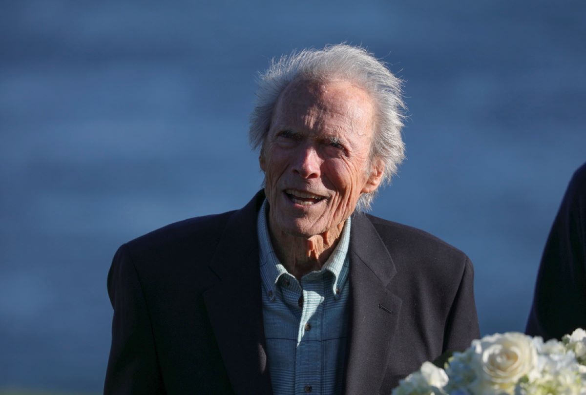 Κλιντ Ίστγουντ: Αγνώριστος στα 93 με πλούσια γενειάδα, αδύναμος αλλά πνευματώδης