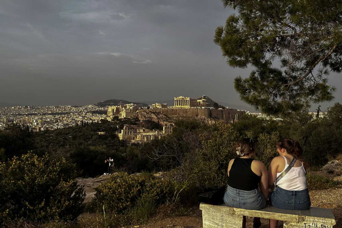 Σύννεφο σκόνης από τη Σαχάρα σκεπάζει την Ευρώπη: Ανησυχία για τα αιωρούμενα σωματίδια PM10