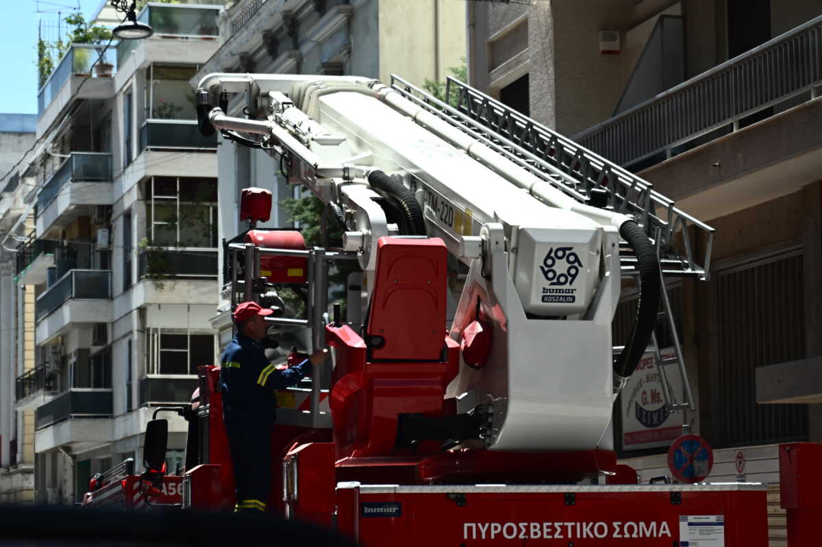 Φωτιά σε δύο διαμερίσματα στα Εξάρχεια και στο Μενίδι