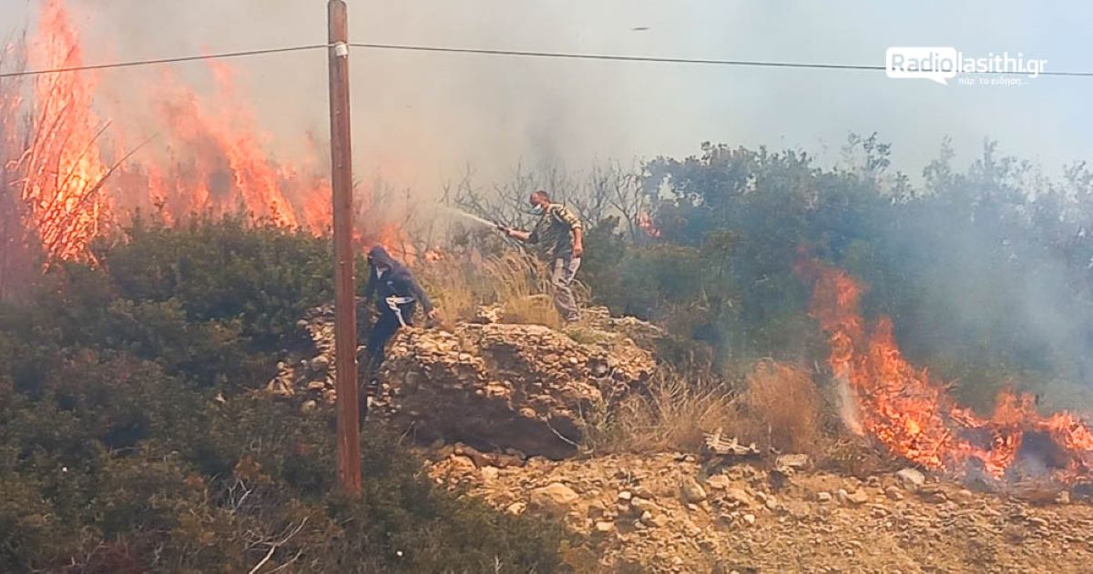 Μάχη με τις φλόγες στο Λασίθι: Με εγκαύματα ένας 74χρονος, ζημιές σε σπίτια