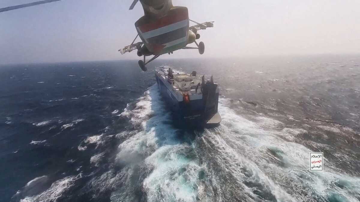 Ερυθρά Θάλασσα: Οι Χούθι υποστηρίζουν πως έπληξαν αμερικανικό αντιτορπιλικό και εμπορικό πλοίο που πήγαινε στο Ισραήλ