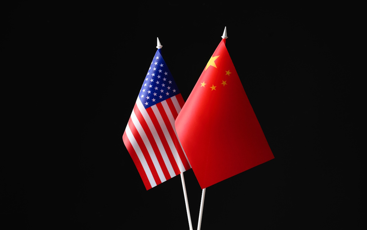 HΠΑ – Κίνα: Ο εμπορικός πόλεμος του Τραμπ θα ωφελήσει την ΕΕ, λέει Αμερικανίδα αξιωματούχος