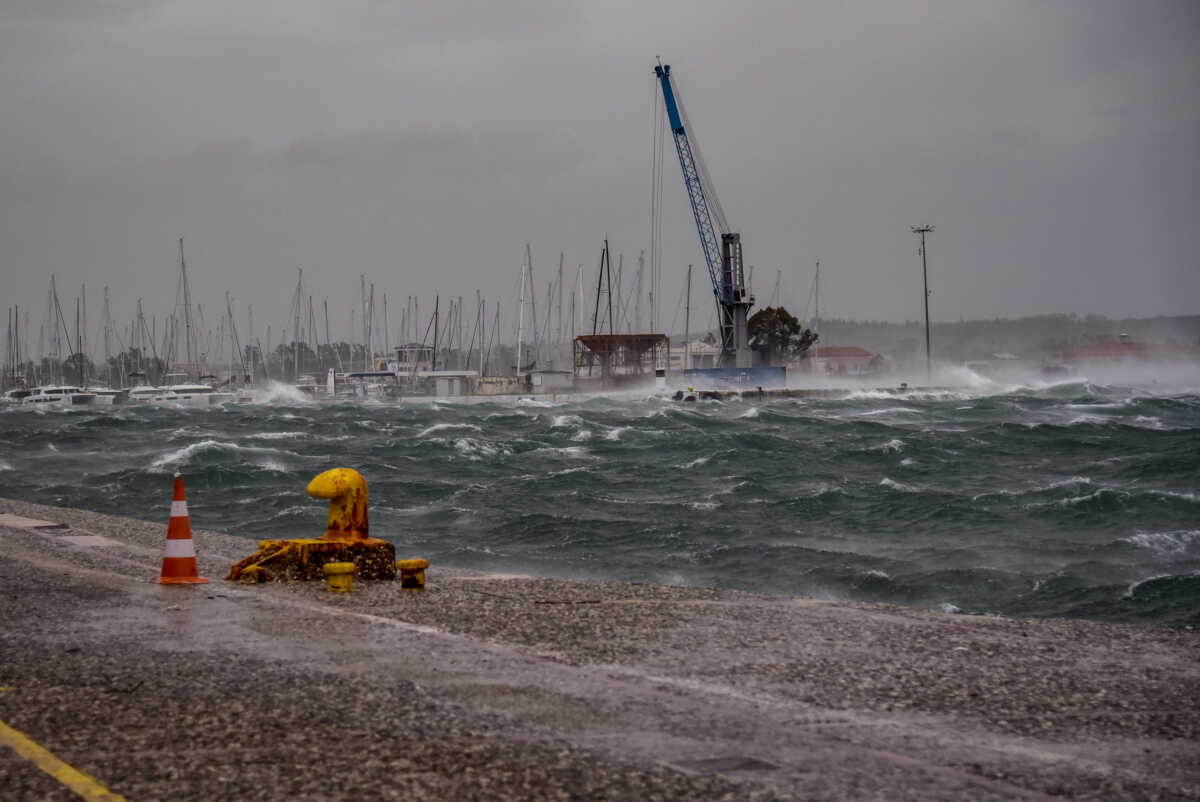 Καιρός αύριο: Θυελλώδεις άνεμοι και τοπικές βροχές