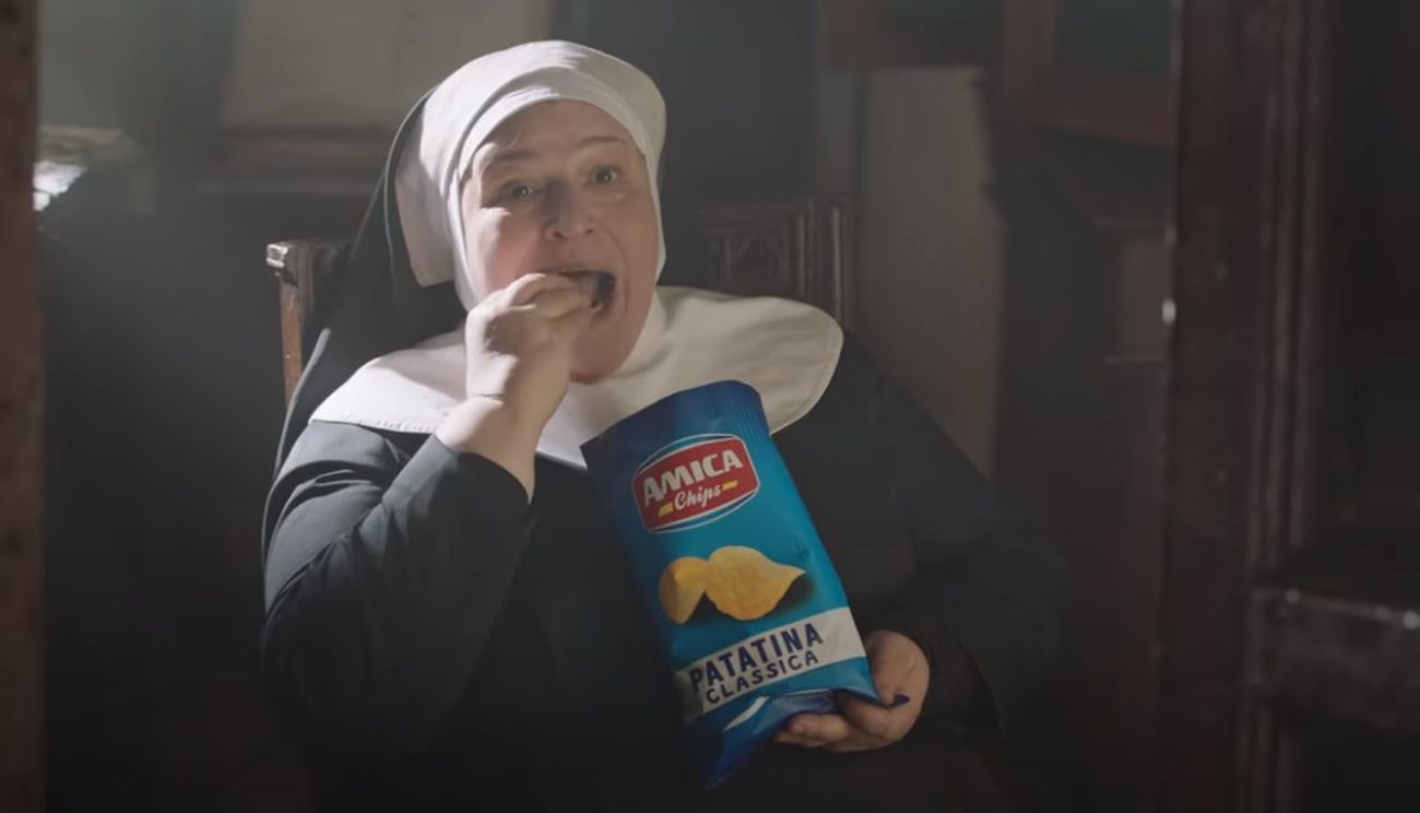 Ιταλία: Οργή με την διαφήμιση που δείχνει μοναχές να τρώνε πατατάκια