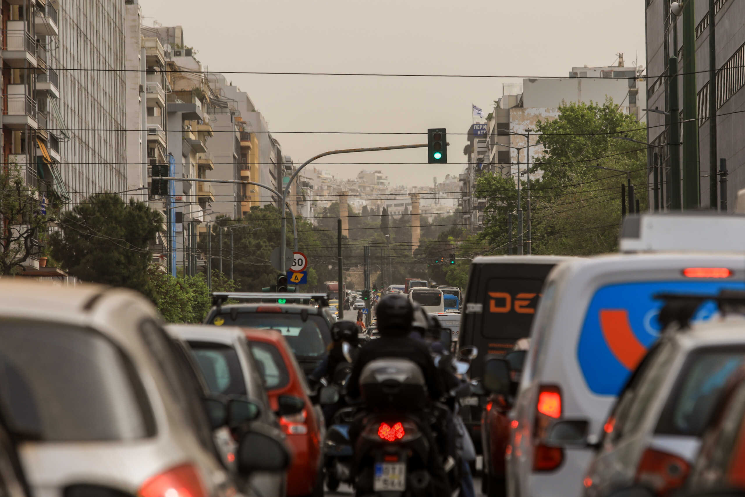 Αφρικανική σκόνη στην Αθήνα, Τετάρτη 24 Απριλίου 2024.  Η αφρικανική σκόνη που έπληξε την χώρα μας σκέπασε αρκετές περιοχές, δημιουργώντας ένα εκρηκτικό κοκτέιλ για τους κατοίκους. 
(ΓΙΑΝΝΗΣ ΠΑΝΑΓΟΠΟΥΛΟΣ