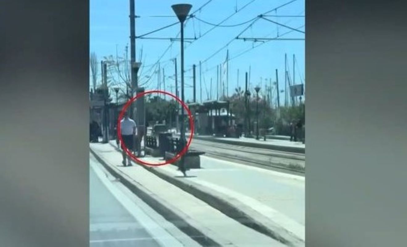 Παραλιακή: Αδιανόητα επικίνδυνος οδηγός –  Μπήκε στις γραμμές του τραμ για να γλιτώσει την κίνηση!