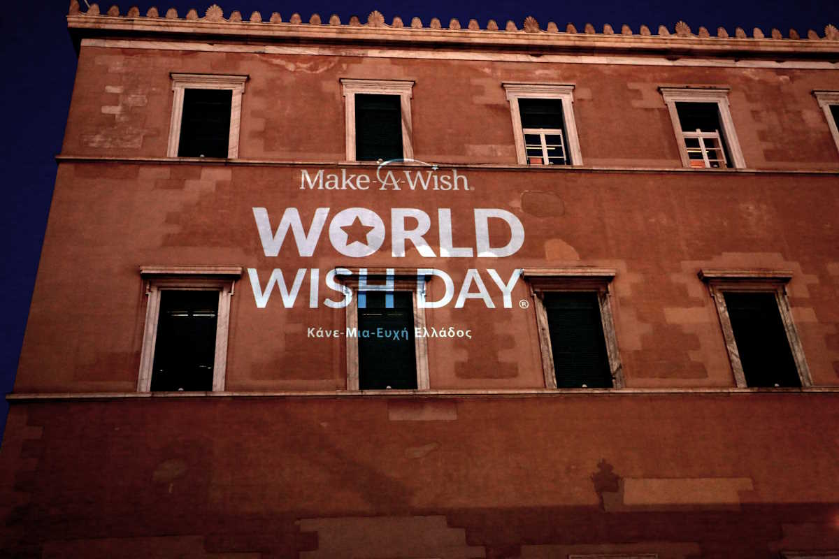 Βουλή: Φωταγωγήθηκε με το γαλάζιο χρώμα της Παγκόσμιας Ημέρας Ευχής «Make A Wish»