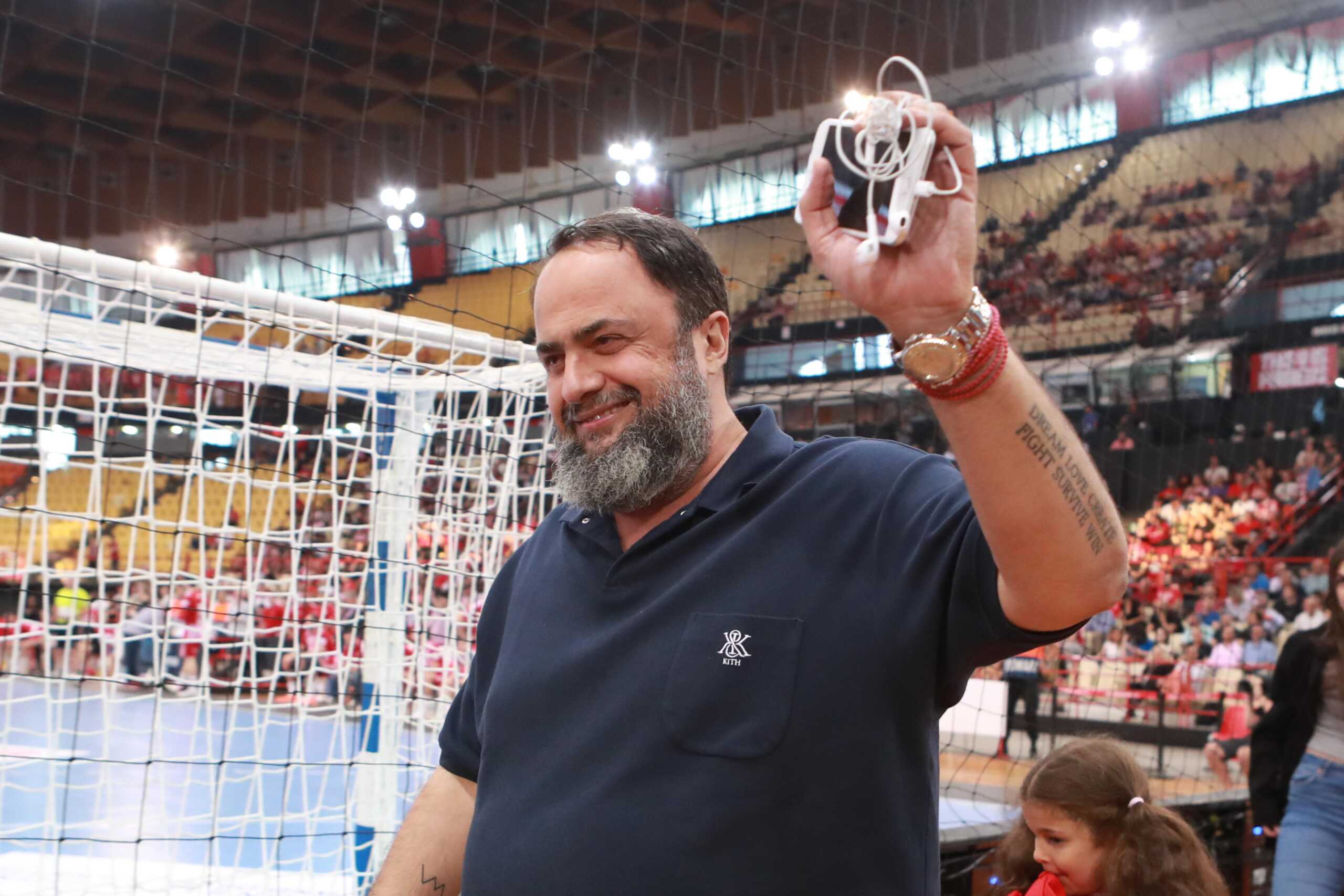 Ο Βαγγέλης Μαρινάκης στο ΣΕΦ για την ευρωπαϊκό τελικό της ομάδας χάντμπολ του Ολυμπιακού