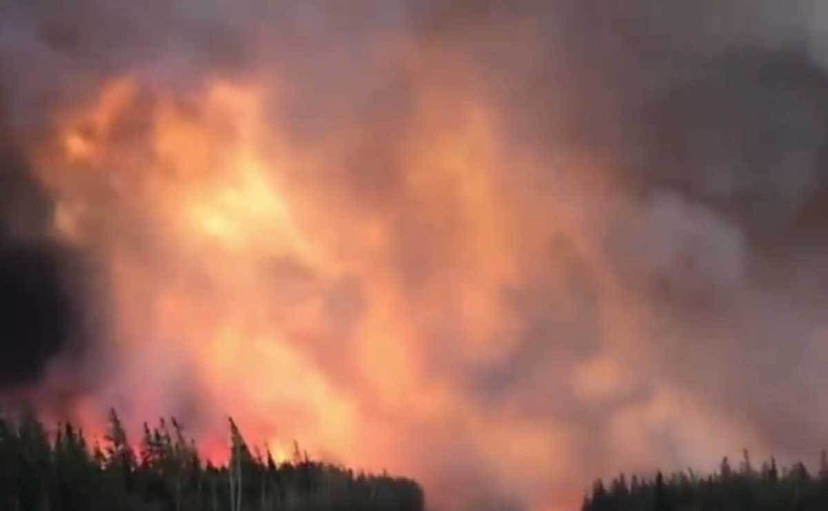 Καναδάς: Πυρκαγιές αναγκάζουν χιλιάδες να εγκαταλείψουν τα σπίτια τους – «Οι φλόγες μας έχουν ζώσει»