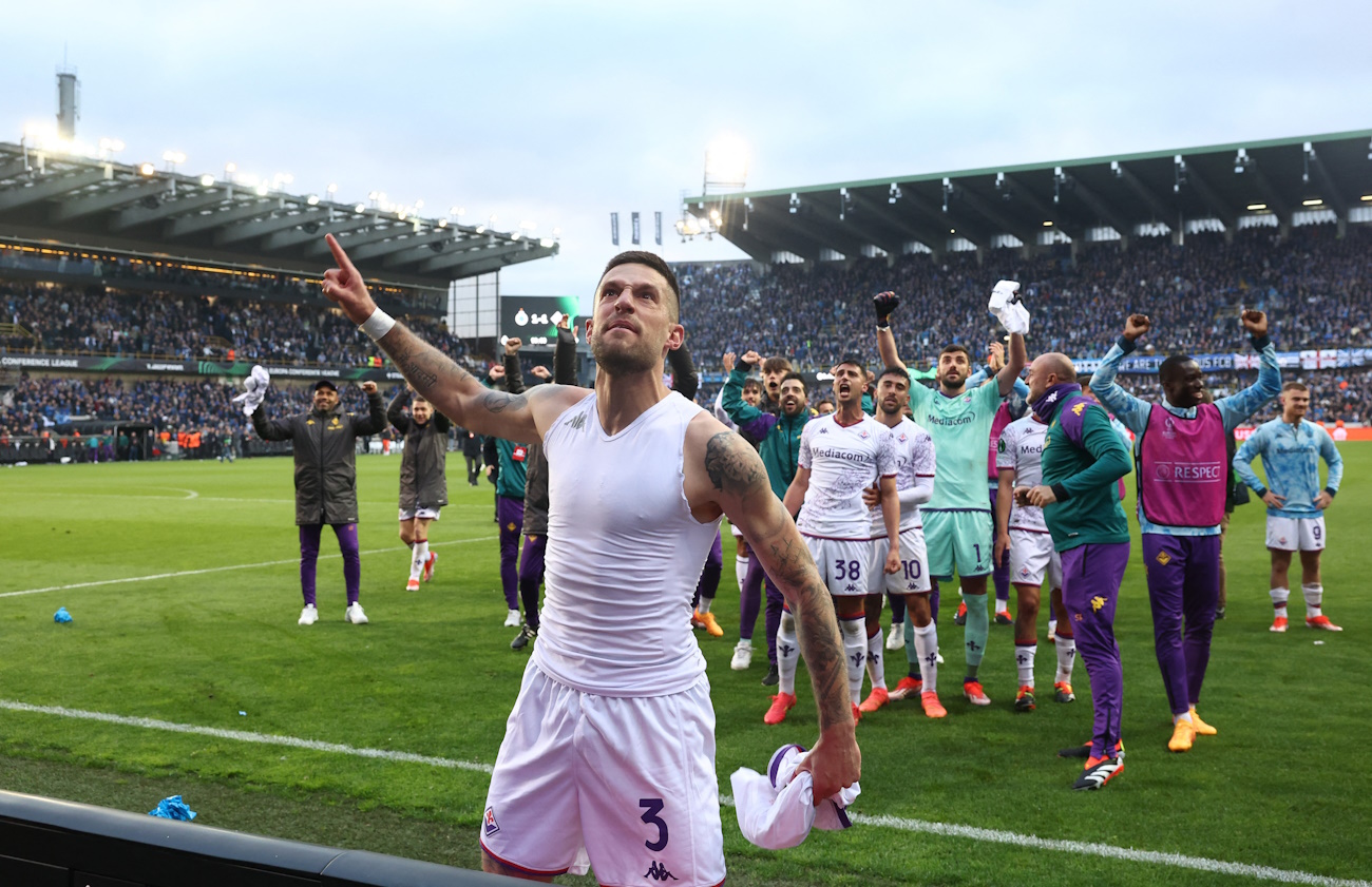 Soccer Football - Europa Conference League - Semi Final - Second Leg - Club Brugge v Fiorentina - Jan Breydel Stadium, Bruges, Belgium - May 8, 2024  Fiorentina's Cristiano Biraghi with teammates celebrate after the match REUTERS