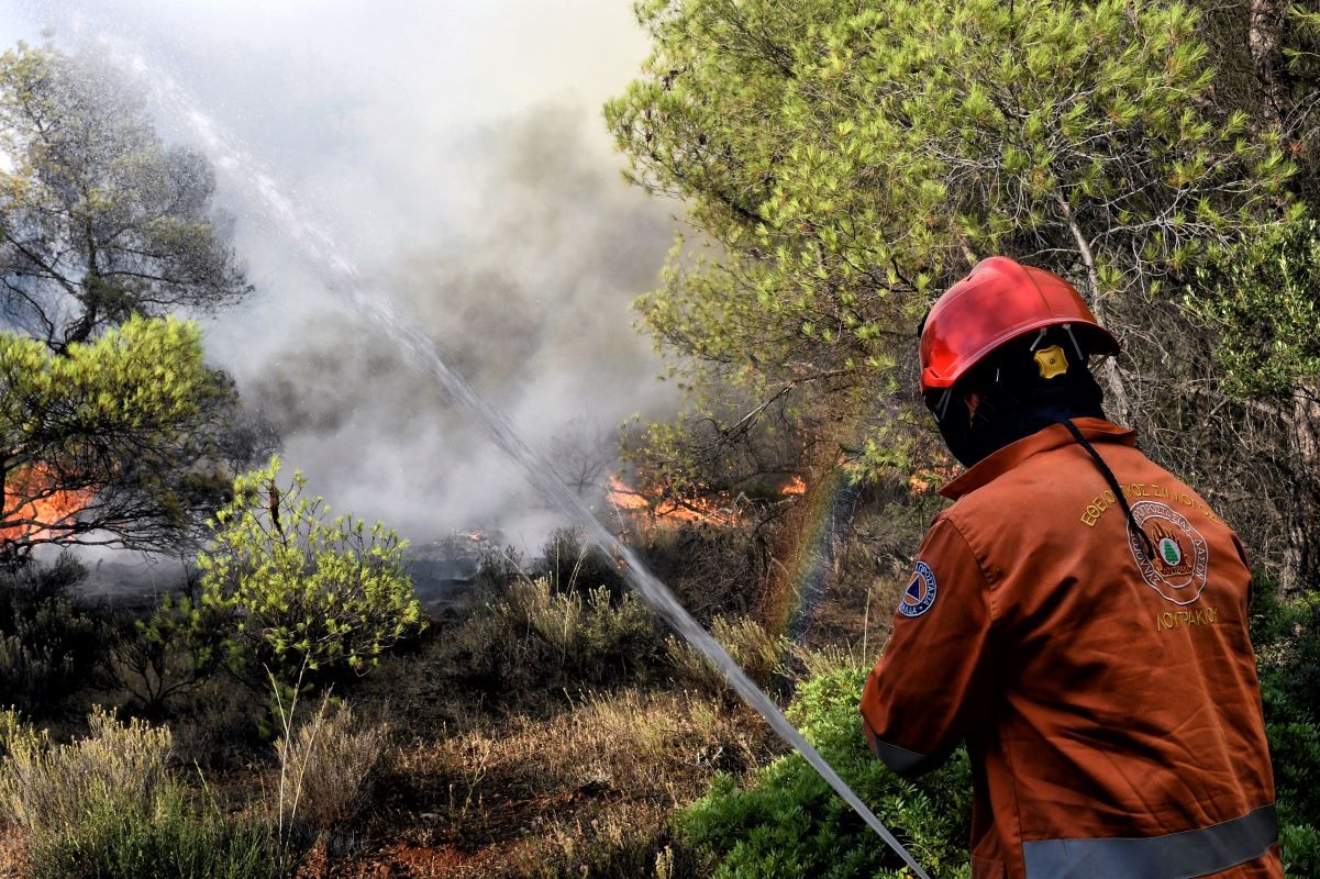 Φωτιά στα Μέγαρα σε αγροτοδασική έκταση: Καίγονται θάμνοι και πουρνάρια