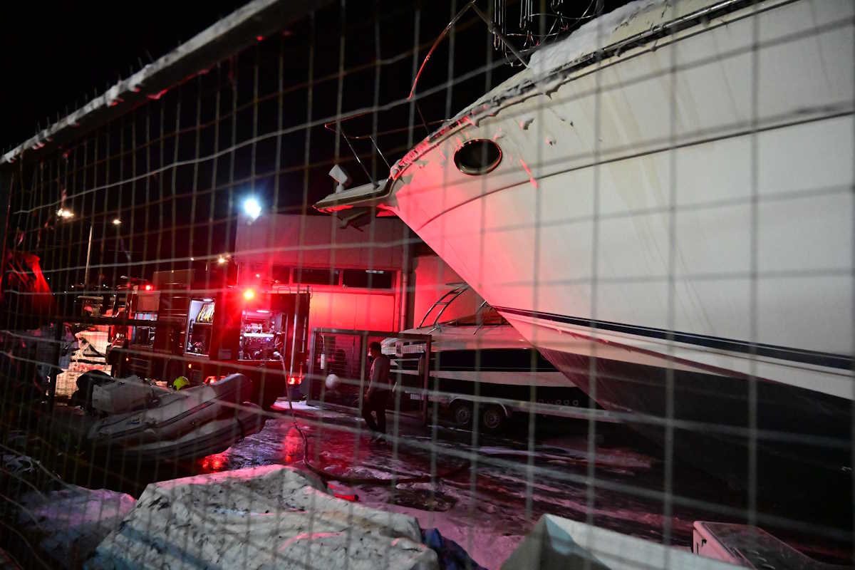 Έσβησε η φωτιά σε πάρκινγκ σκαφών στη λεωφόρο Βάρης – Κορωπίου