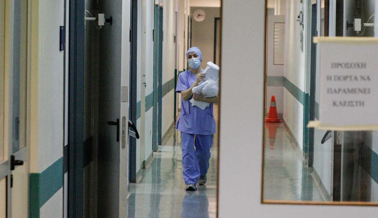 Κορονοϊός: Νέες παραλλαγές εξαπλώνονται  ταχύτατα – Φόβοι ότι θα αυξηθούν οι νοσηλείες