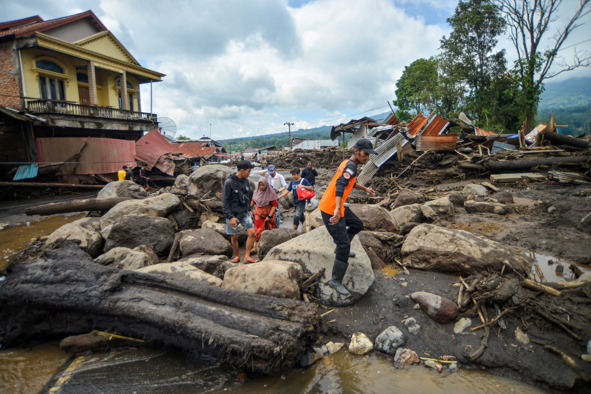 Ινδονησία: Κρύα λάβα ηφαιστείου προκάλεσε πλημμύρες και κατολισθήσεις – 41 νεκροί, δεκάδες αγνοούμενοι