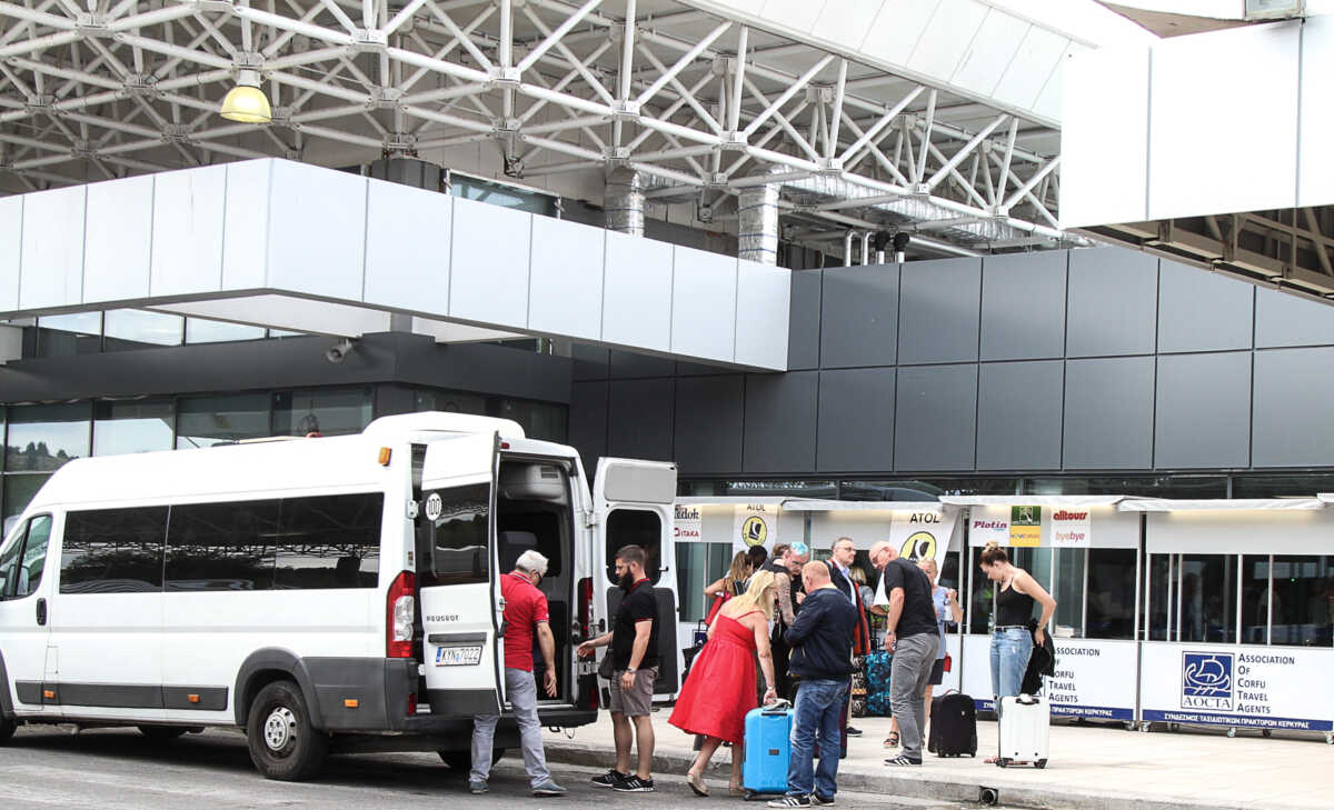 Κέρκυρα: Χάος στο αεροδρόμιο από την έλλειψη θέσεων πάρκινγκ, χαμόγελα για την αύξηση των τουριστών
