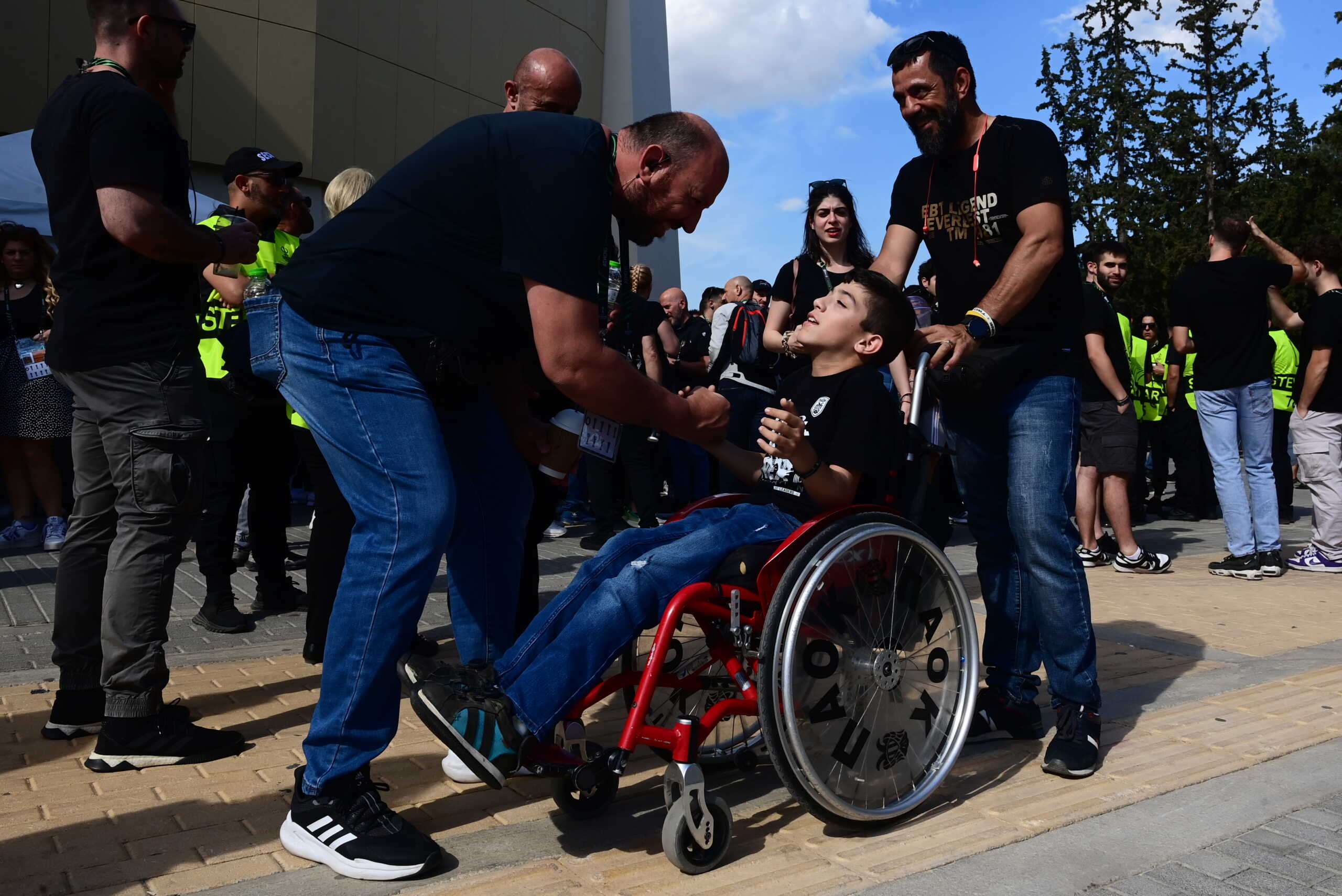 Ολυμπιακός – Φιορεντίνα: Ο μικρός Γιαννάκης έφτασε με τη φανέλα του ΠΑΟΚ στην ΑΕΚ Arena