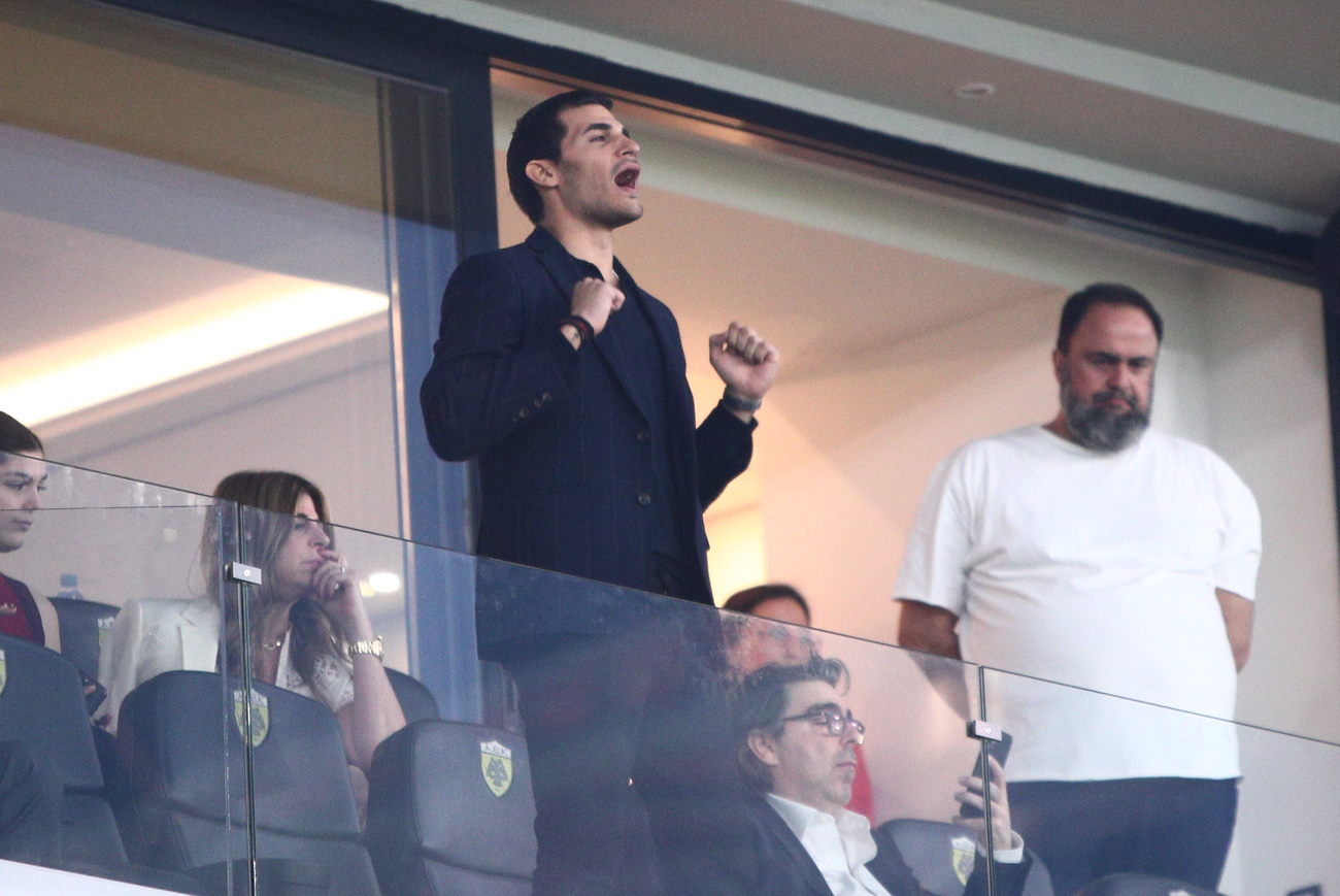 Μιλτιάδης Μαρινάκης: Η πανηγυρική φωτογραφία με τον πατέρα του μέσα στην OPAP Arena, με την κούπα του Ολυμπιακού