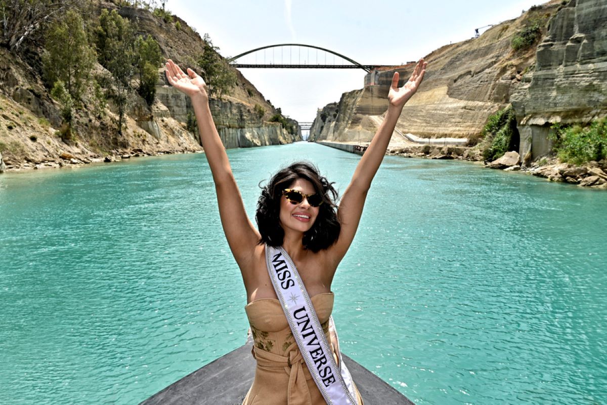 Η Μις Υφήλιος Sheynnis Palacios, κολυμπά στα νερά της Διώρυγας της Κορίνθου και εντυπωσιάζει