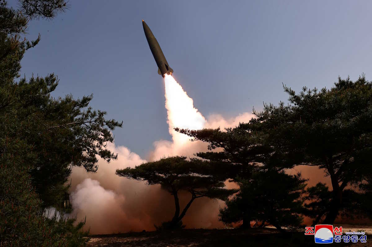 Bόρεια Κορέα: Από αστοχία κινητήρα η συντριβή του πυραύλου που μετέφερε κατασκοπευτικό δορυφόρο