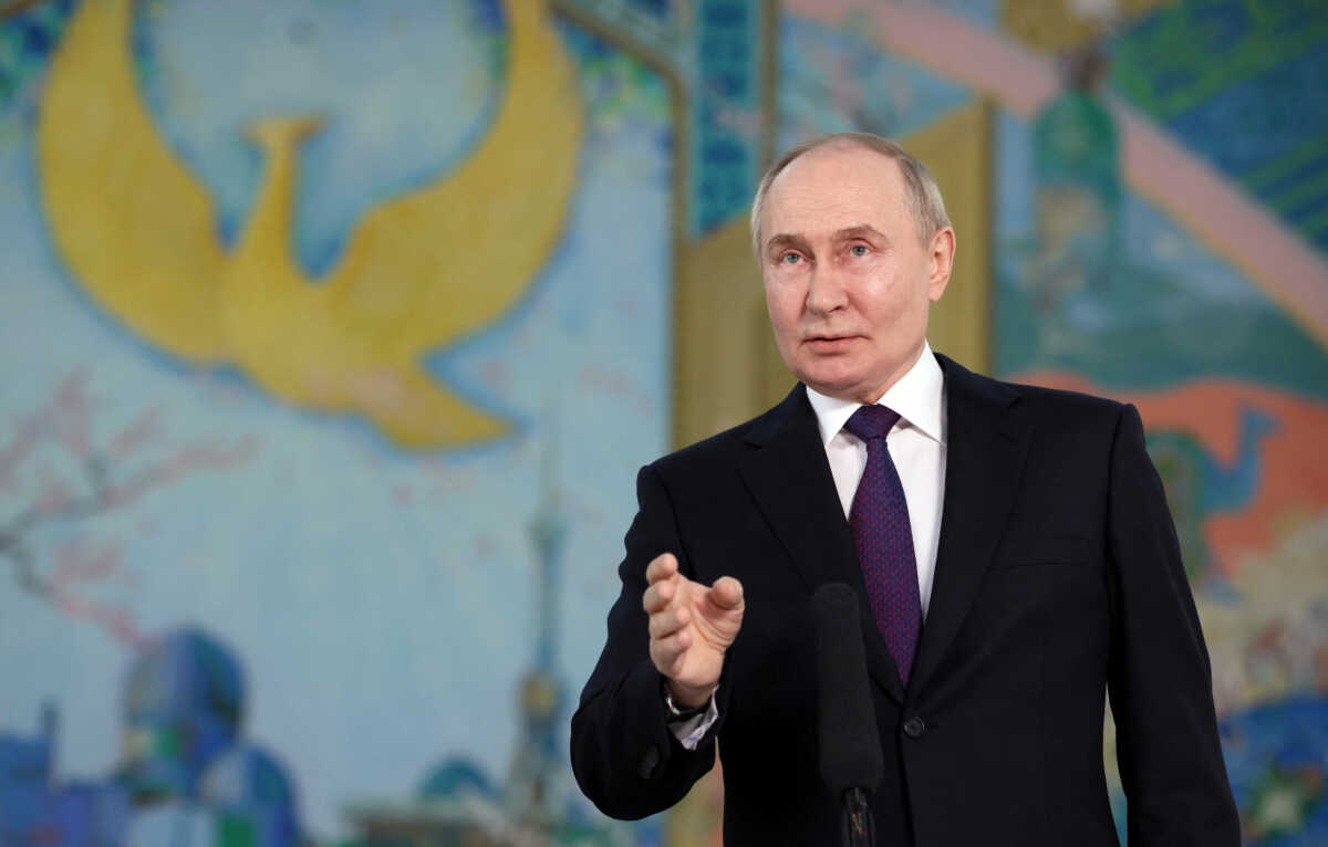 Ο Πούτιν δεν αναγνωρίζει ως πρόεδρο της Ουκρανίας τον Ζελένσκι και κατηγορεί τη Δύση για τη δική του επίθεση στο Χάρκοβο