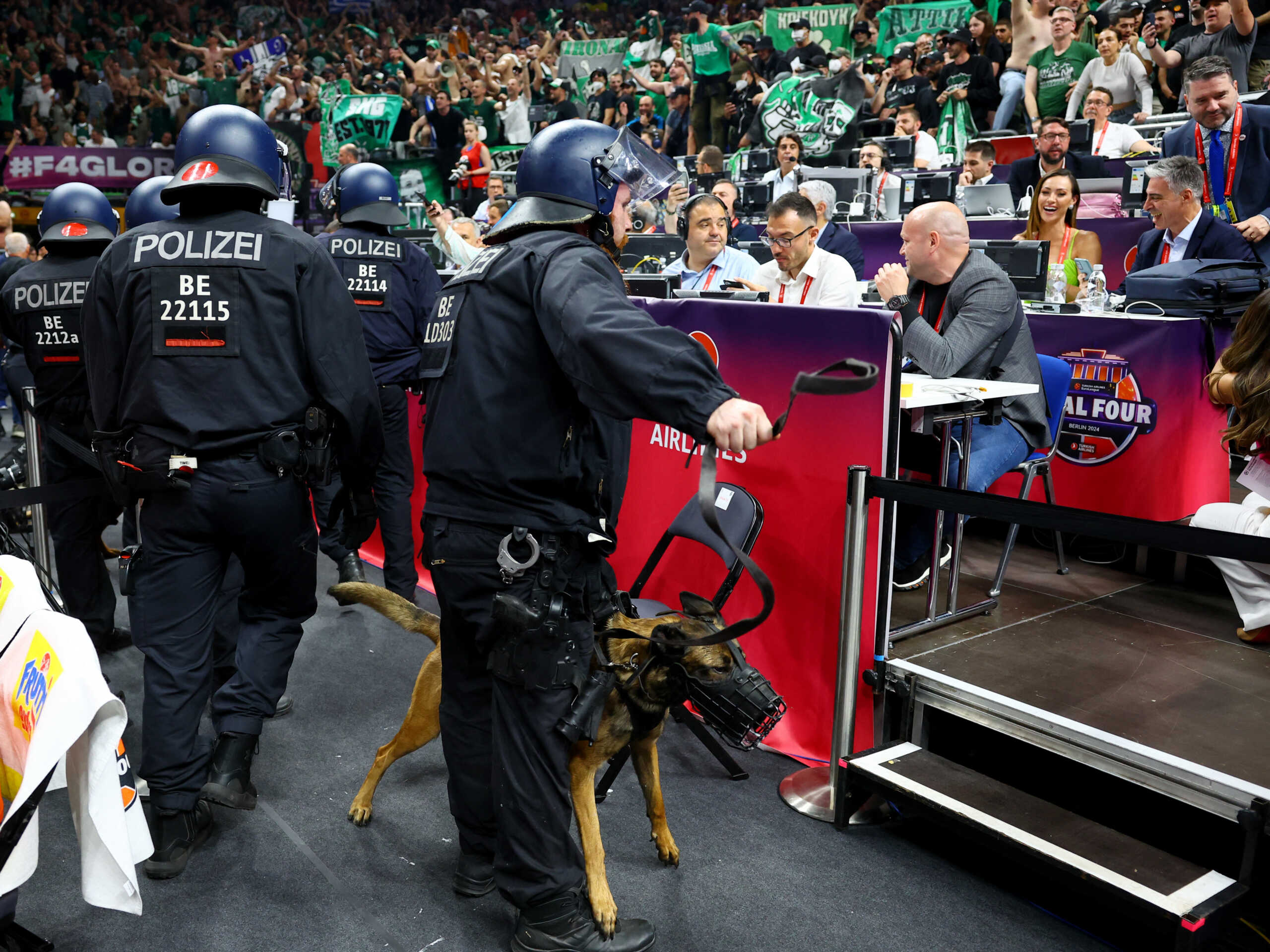 Final Four Euroleague: Η στιγμή της αιματηρής συμπλοκής των Ελλήνων οπαδών στο Βερολίνο