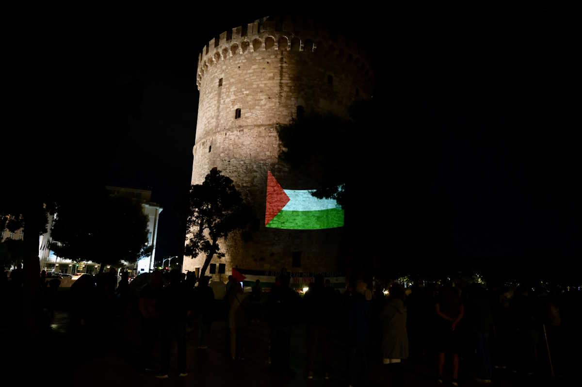 Θεσσαλονίκη: Με τη σημαία της Παλαιστίνης φωτίστηκε ο Λευκός Πύργος – Εικόνες από την ολονύχτια διαμαρτυρία
