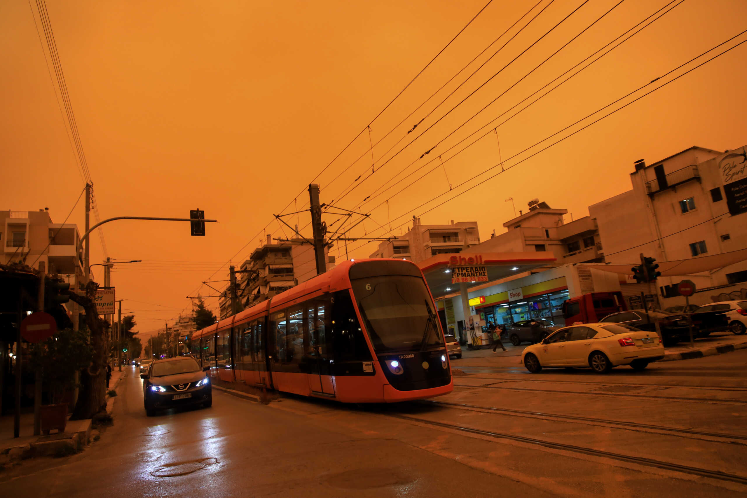 Καιρός: Έρχεται ο υποτροπικός αεροχείμαρρος και φέρνει 35αρια και αφρικανική σκόνη