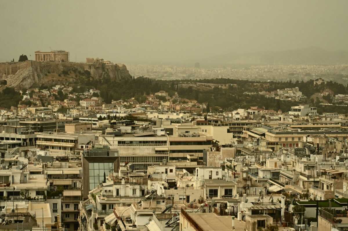 Καιρός σήμερα: Επιμένει η αφρικανική σκόνη, πού έχουμε λασποβροχές