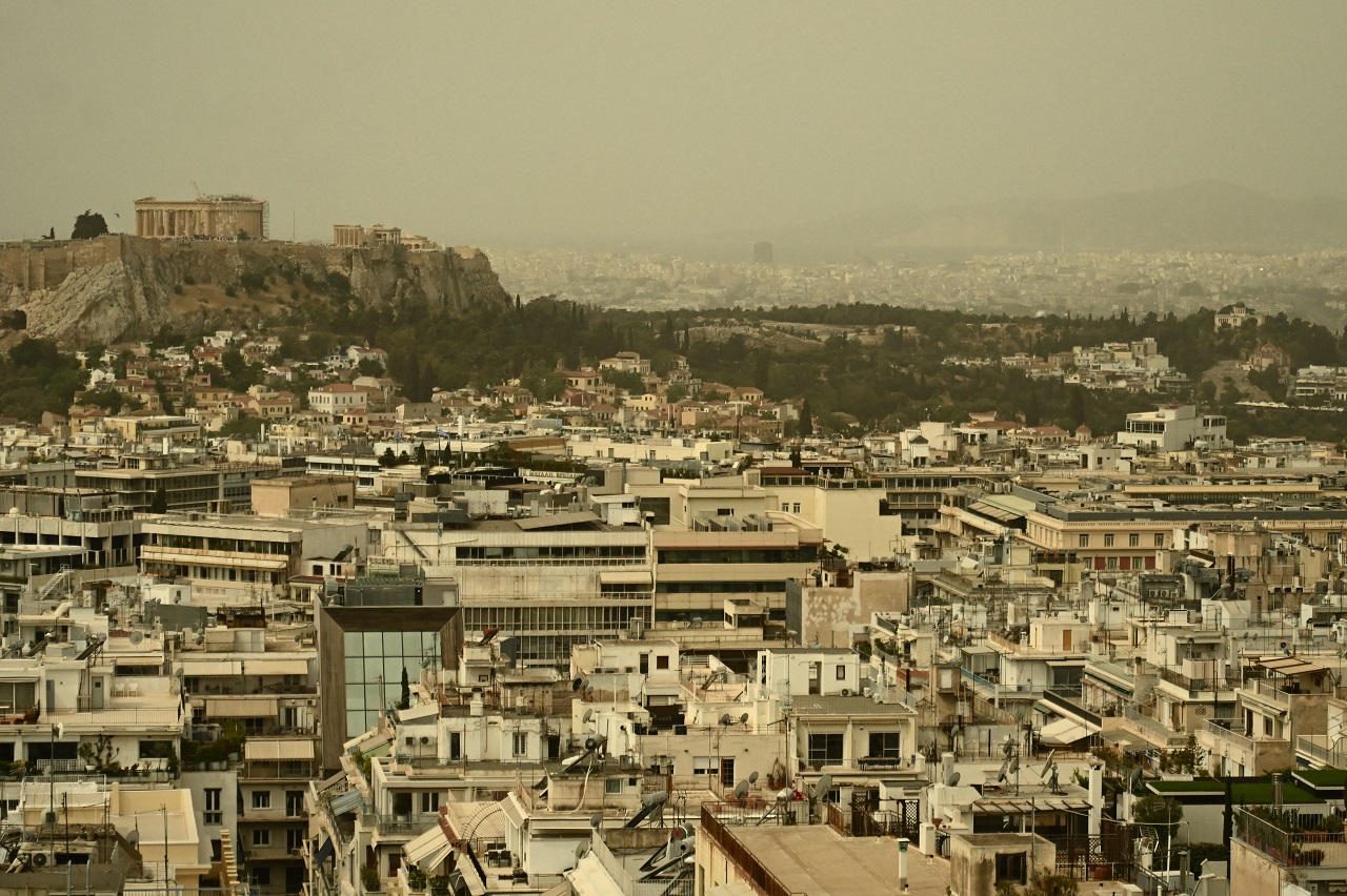 Αφρικανική σκόνη στην Αθήνα, Τετάρτη 24 Απριλίου 2024.  Η αφρικανική σκόνη που έπληξε την χώρα μας σκέπασε αρκετές περιοχές, δημιουργώντας ένα εκρηκτικό κοκτέιλ για τους κατοίκους. 
(ΚΩΣΤΑΣ ΤΖΟΥΜΑΣ