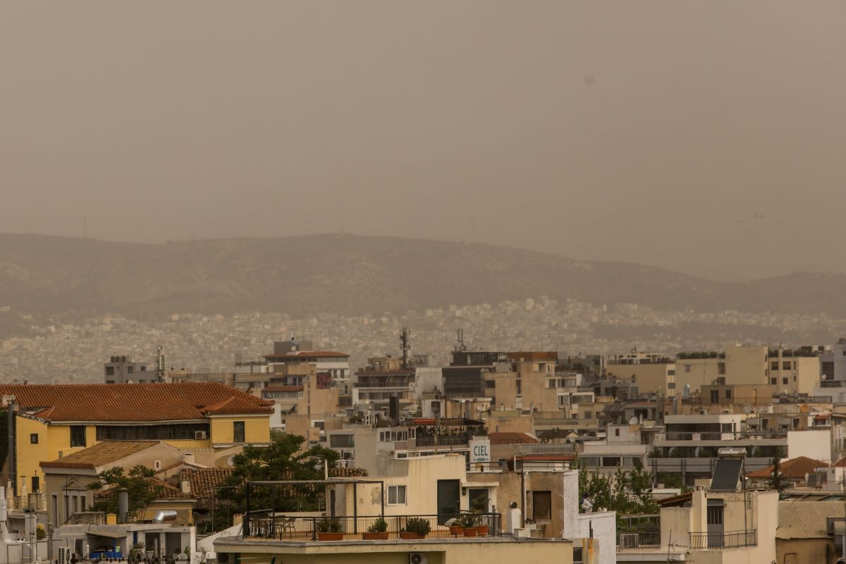 Καιρός: Πότε φεύγει η αφρικανική σκόνη – Η Τρίτη η πιο ζεστή μέρα της εβδομάδας