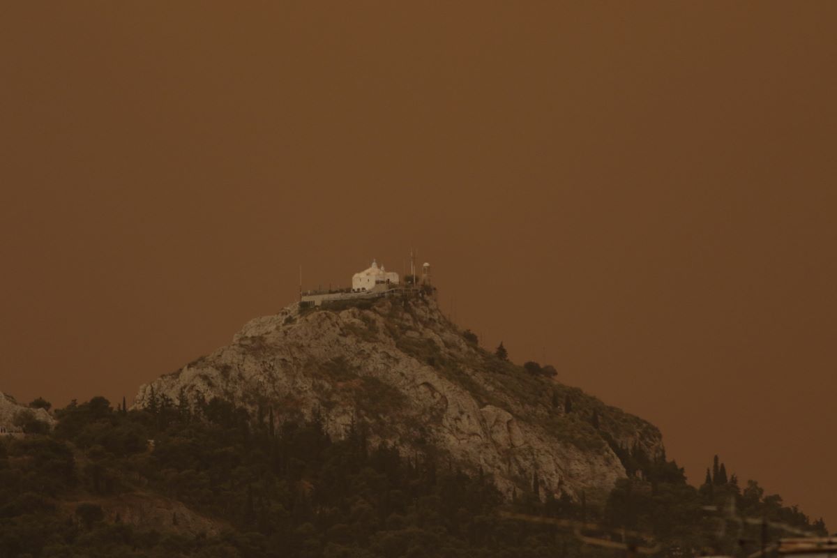 Καιρός σήμερα: «Κοκτέιλ» ζέστης με αφρικανική σκόνη – Στους 32 βαθμούς θα φτάσει ο υδράργυρος