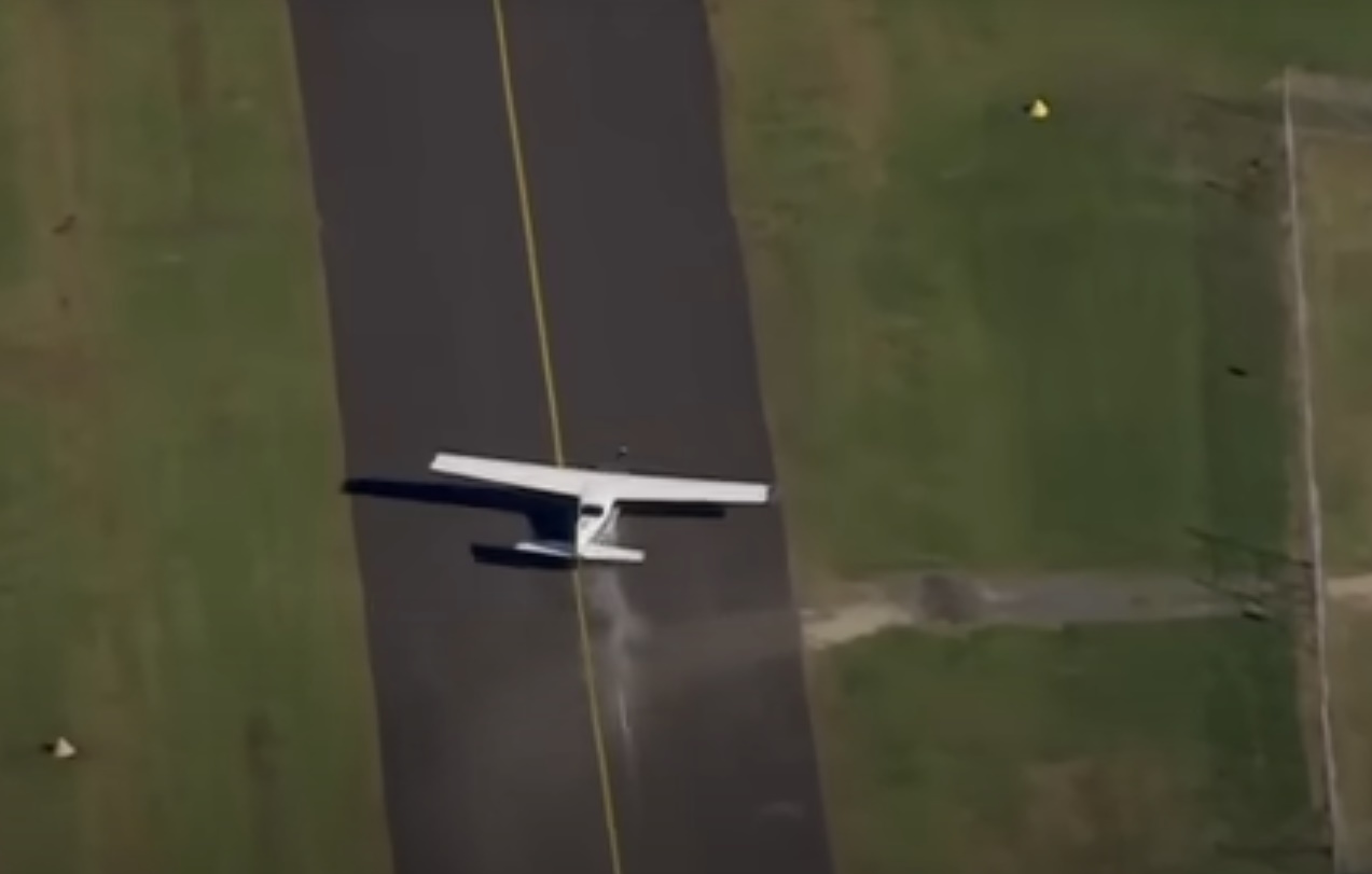 Δραματικές στιγμές για επιβάτες μικρού αεροπλάνου στο Σίδνεϊ: Γλείφει τις στέγες σπιτιών και προσγειώνεται με την κοιλιά