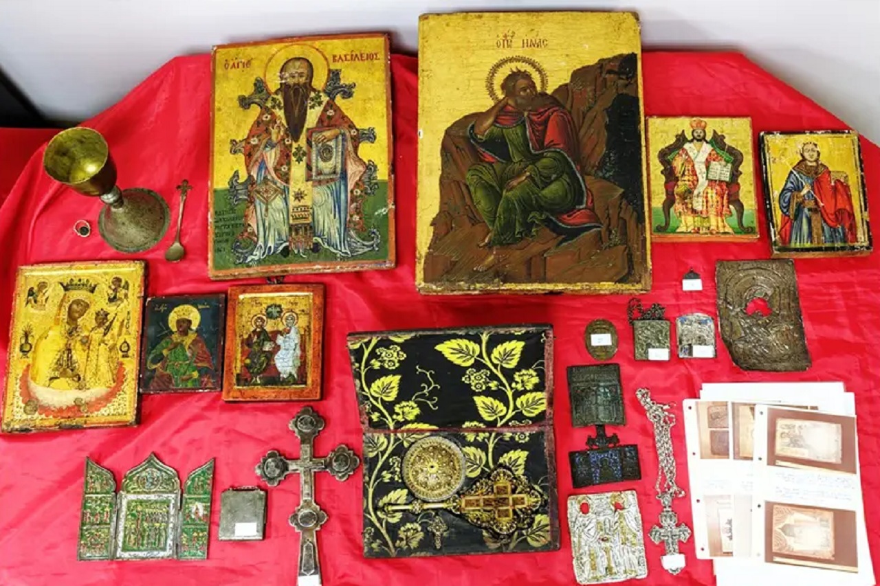 Θεσσαλονίκη: Συνελήφθησαν τρεις αρχαιοκάπηλοι με εικόνες Αγίων, ιερά αντικείμενα και αρχαία νομίσματα