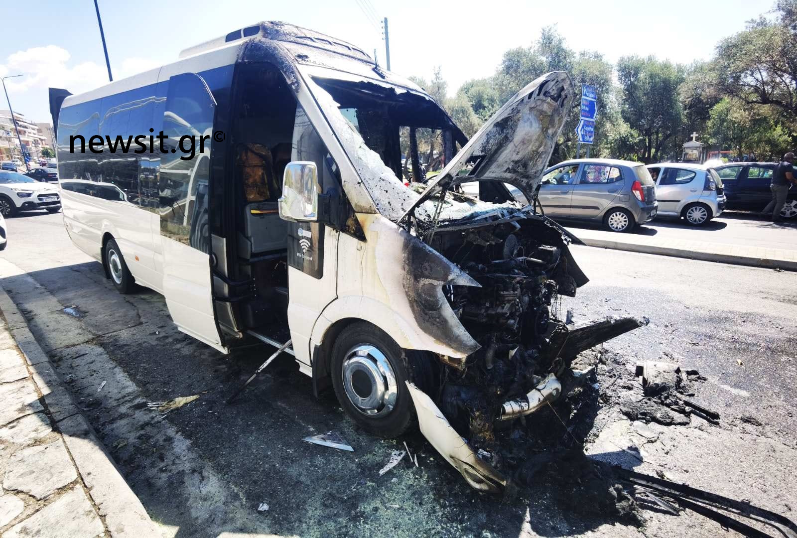Χαϊδάρι: Καταστράφηκε το τουριστικό λεωφορείο που τυλίχθηκε στις φλόγες στη Λεωφόρο Αθηνών