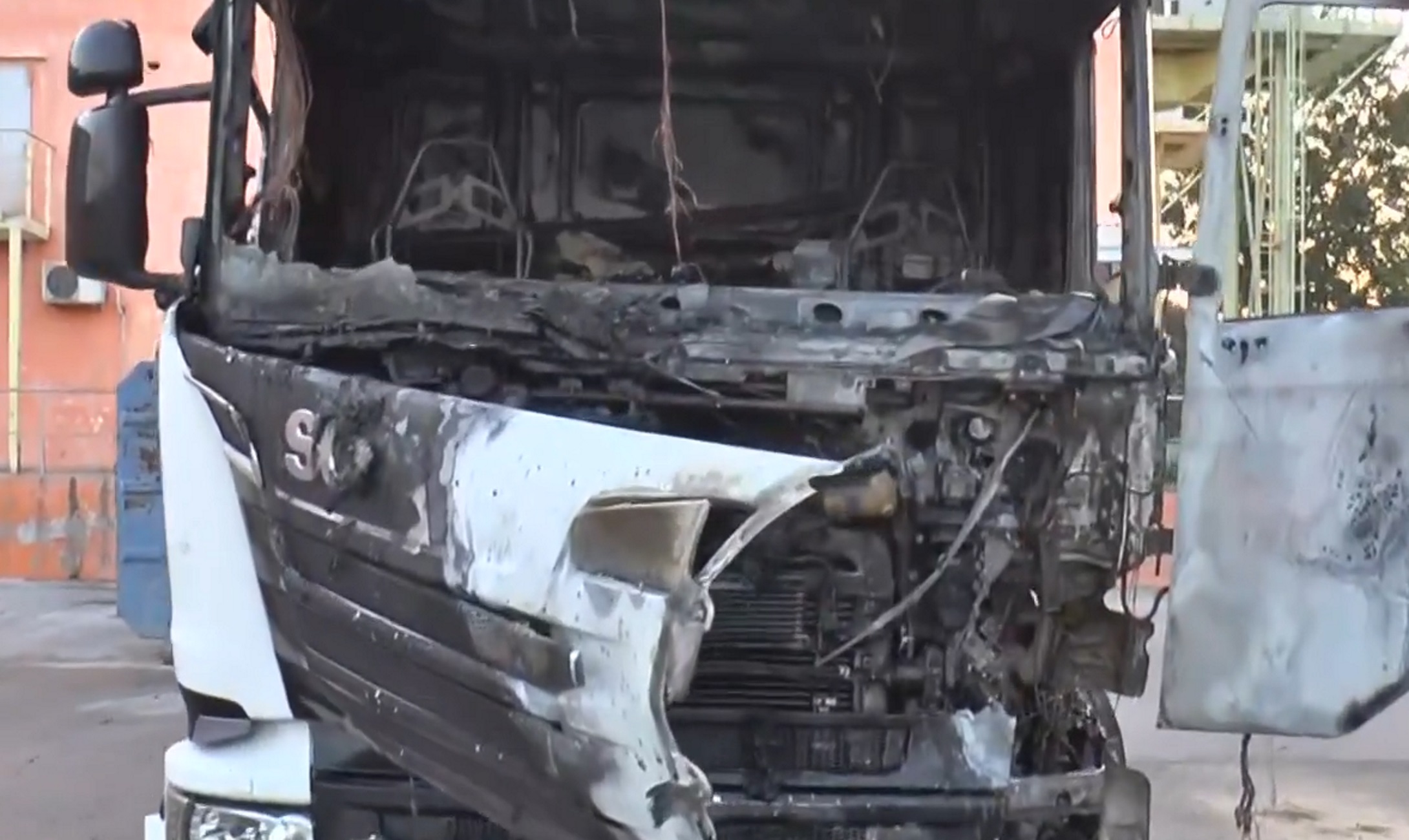 Θεσσαλονίκη: Φωτιά σε φορτηγό έξω από εμπορικό κατάστημα στο Ωραιόκαστρο, με εγκαύματα στα χέρια ο οδηγός