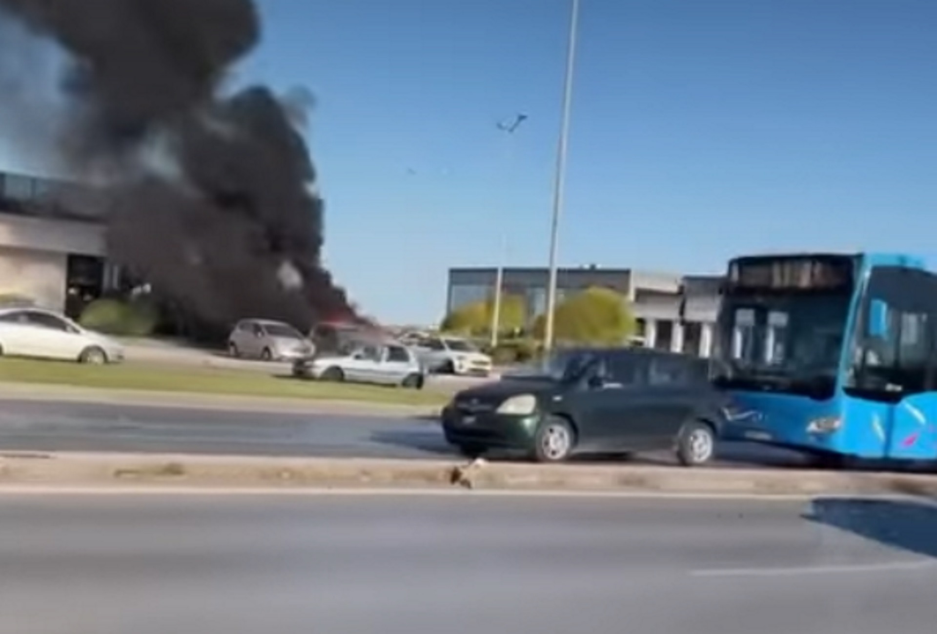 Θεσσαλονίκη: Βίντεο από τη φωτιά σε εν κινήσει αυτοκίνητο μέσα σε πάρκινγκ εμπορικού κέντρου στην Πυλαία