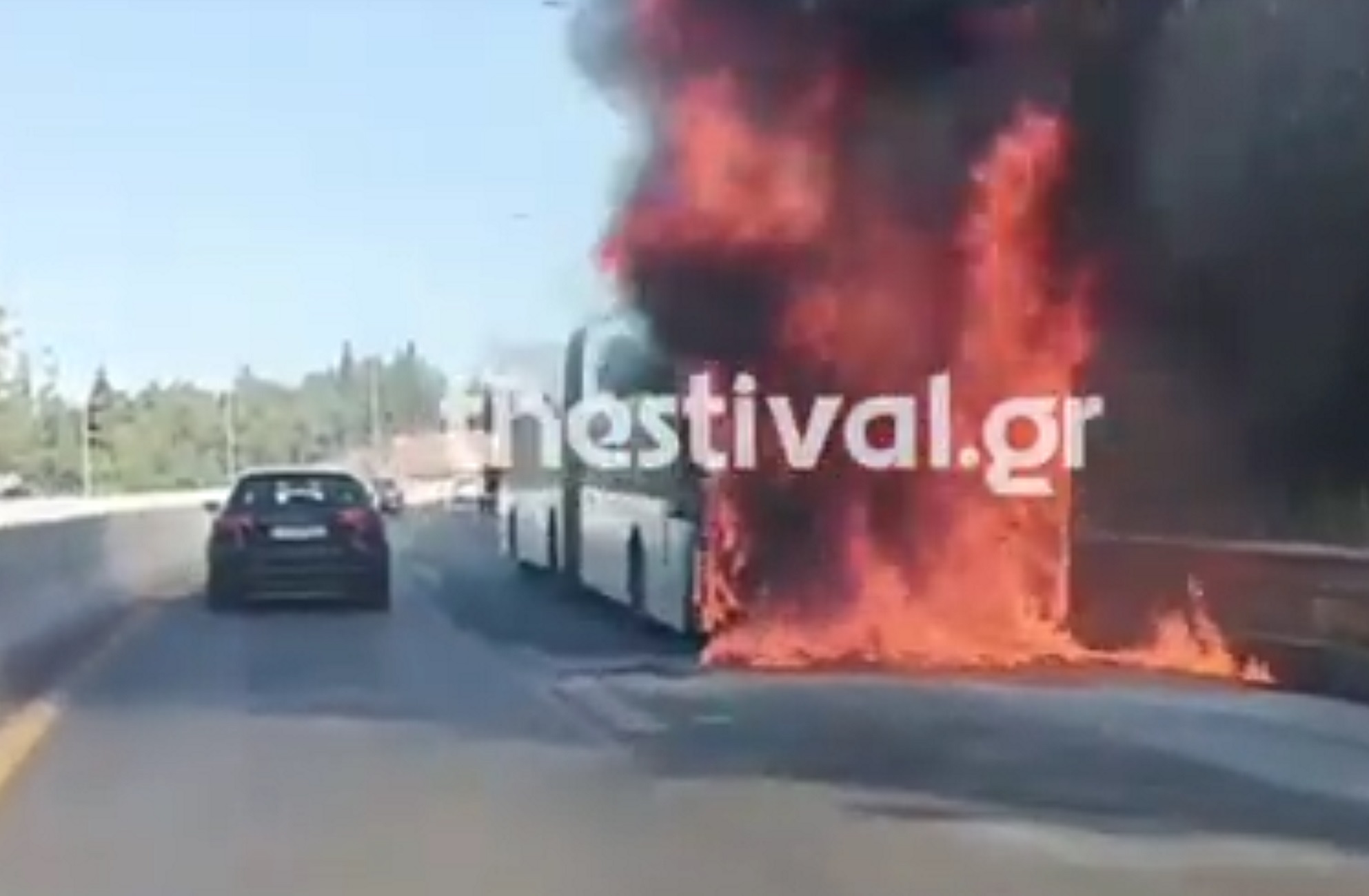 Θεσσαλονίκη: Βίντεο με τη φωτιά σε λεωφορείο του ΟΑΣΘ στον Περιφερειακό