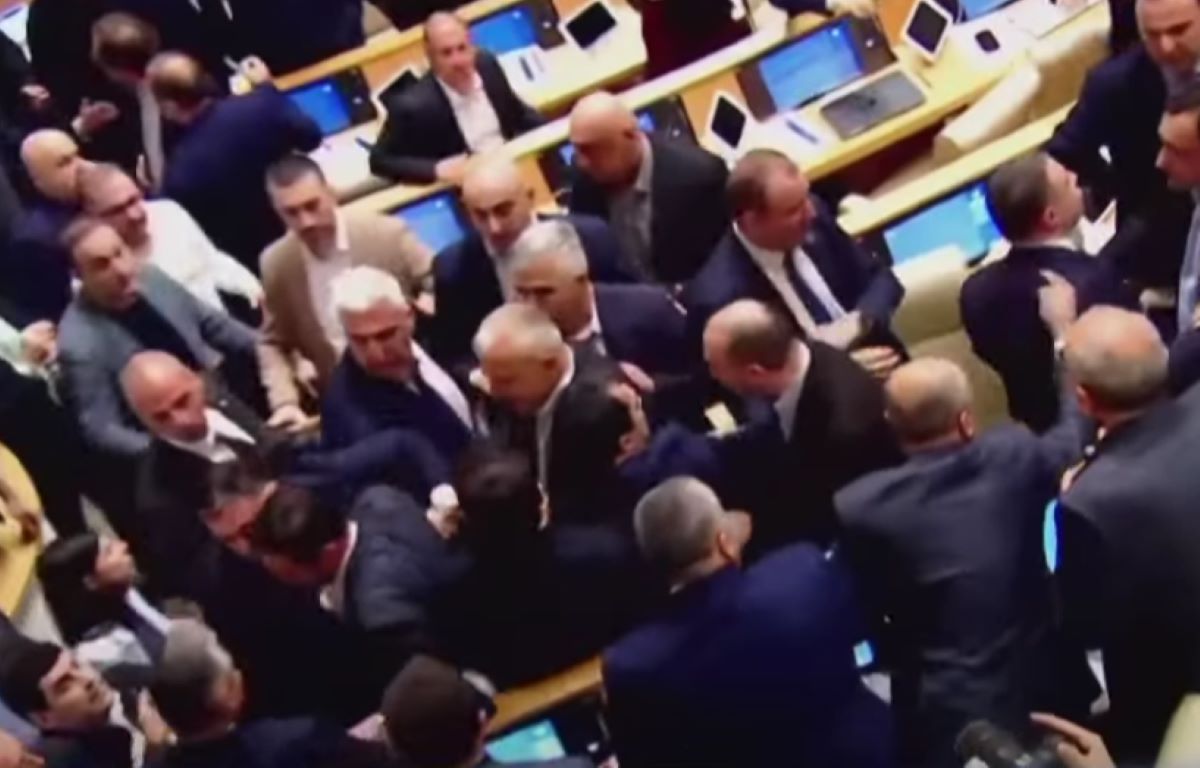 Γεωργία: Σκηνές χάους στην Τιφλίδα – Πιάστηκαν στα χέρια μέσα στο Κοινοβούλιο για το νομοσχέδιο που αφορά τους «ξένους πράκτορες»