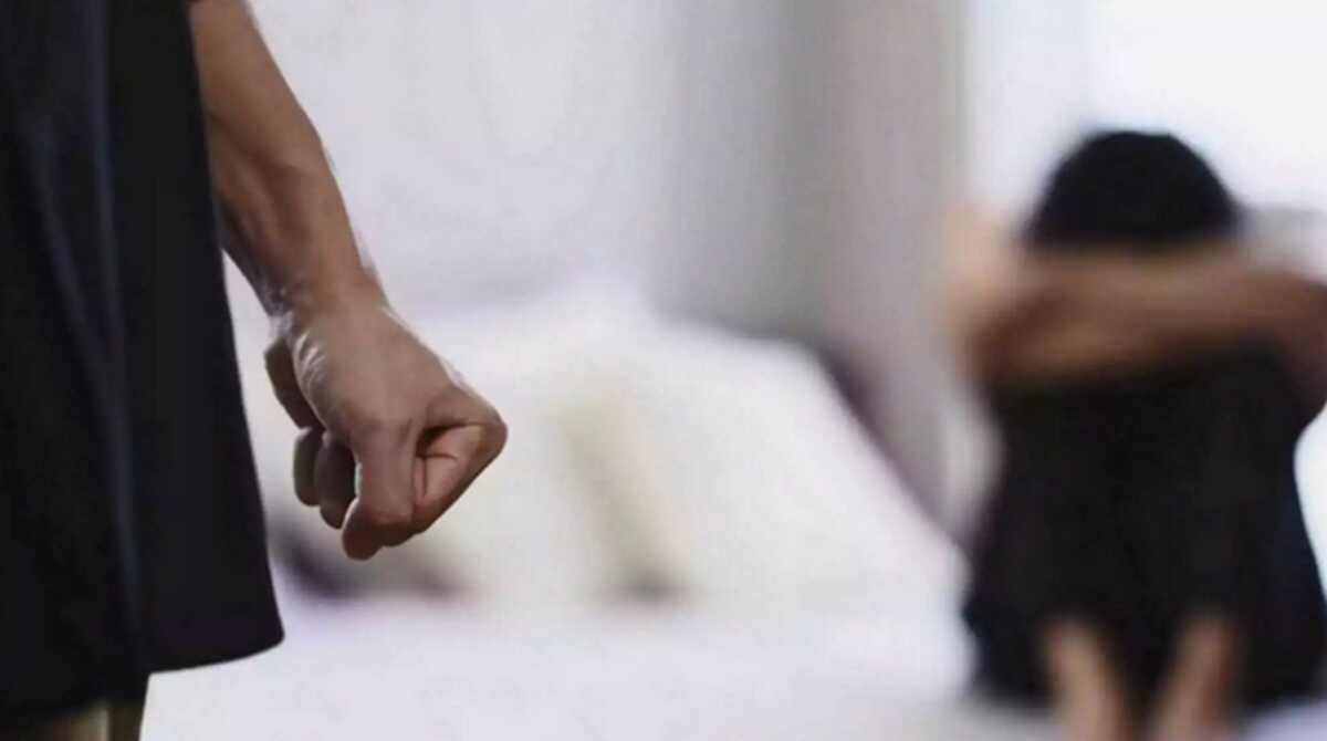 Ενδοοικογενειακή βία στη Λιβαδειά: Έπιασε από τον λαιμό την 31χρονη πρώην σύντροφό του και της χτυπούσε το κεφάλι στον τοίχο