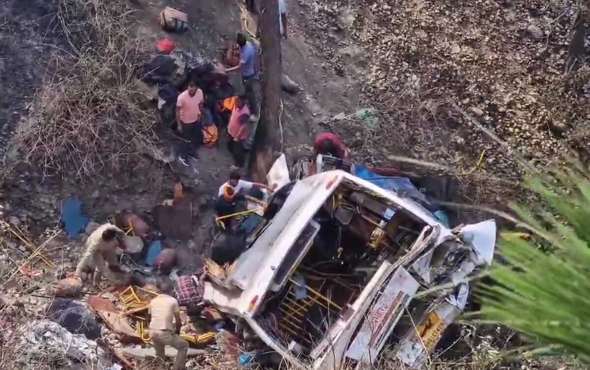 Ινδία: Τουλάχιστον 21 νεκροί από πτώση λεωφορείου σε φαράγγι στο Τζαμού