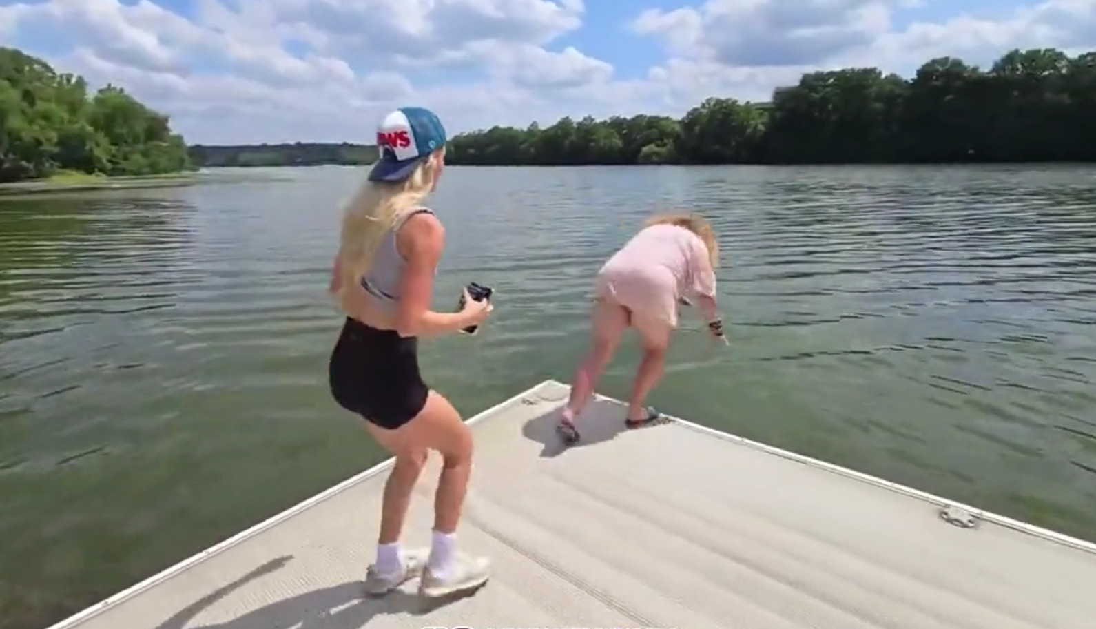 ΗΠΑ: Influencer προκαλεί γυναίκα που δεν ξέρει κολύμπι να πηδήξει σε λίμνη – Χαμός στα social media