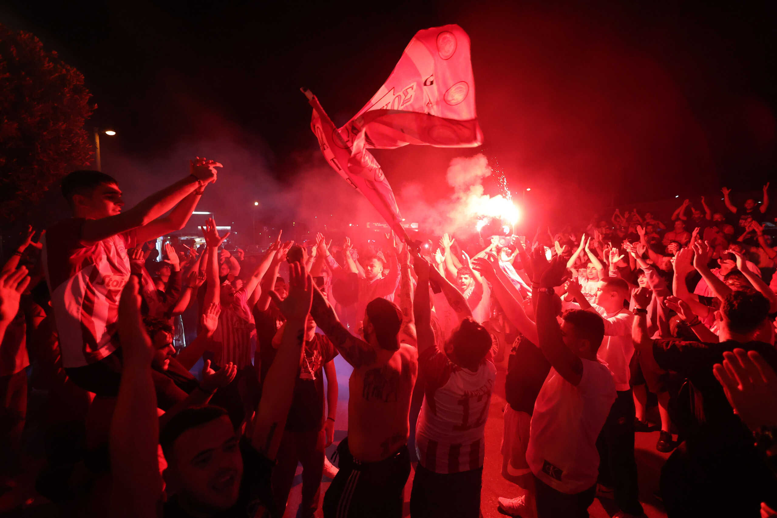 Ολυμπιακός: Ξέφρενοι πανηγυρισμοί σε Ηράκλειο, Χανιά και Ρέθυμνο για την κατάκτηση του Conference League από τους «ερυθρόλευκους»
