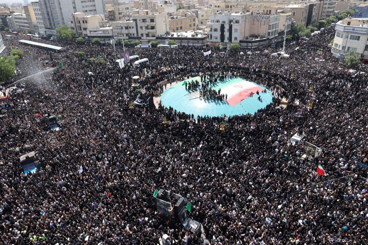 Εμπραχίμ Ραϊσί: Εκατομμύρια άνθρωποι στην κηδεία του Ραϊσί στην Τεχεράνη – Την Πέμπτη η ταφή