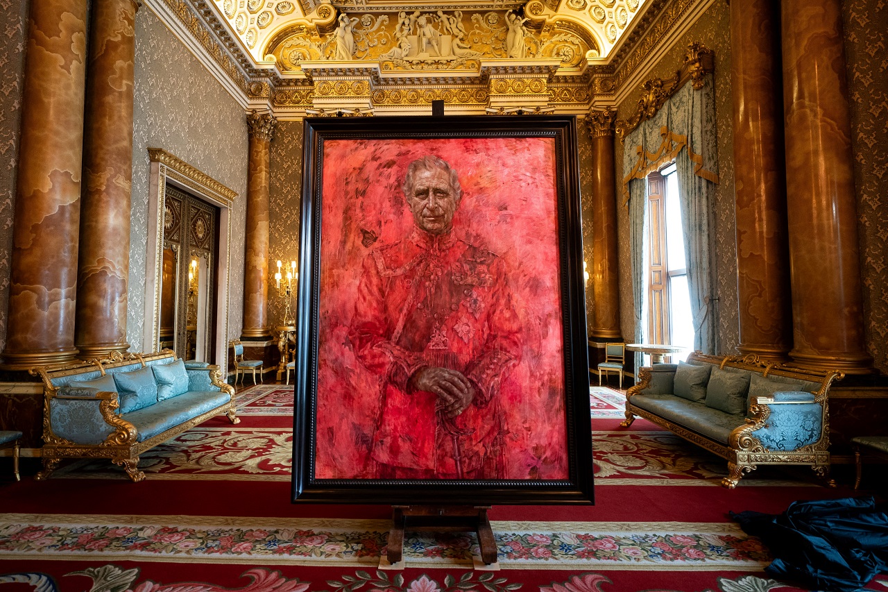 Βασιλιάς Κάρολος: Αγέρωχος και «κατακόκκινος» στο επίσημο πορτρέτο – «Ναι, τον πέτυχες» είπε η Βασίλισσα Καμίλα