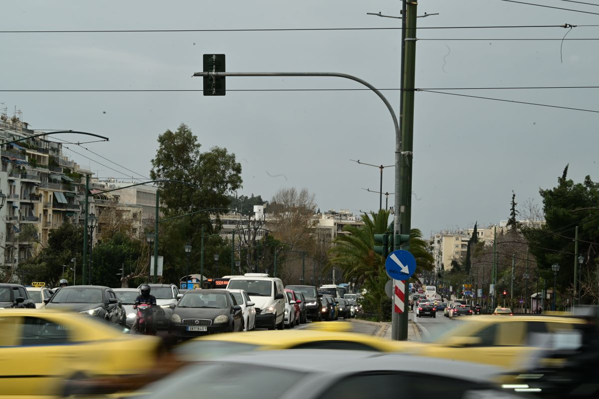 Κίνηση στους δρόμους: Κηφισός και Κηφισίας στο «κόκκινο», καθυστερήσεις στην Αττική Οδό